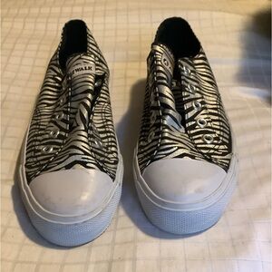 Air Walk silver and black canvas runners